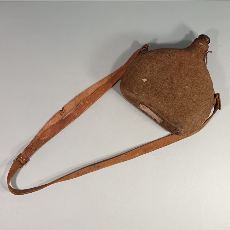 GOURDE OU BIDON DE 2 LITRES ARMEE FRANCAISE MODELE 1935 TISSU KAKI ET AVEC SA BRETELLE